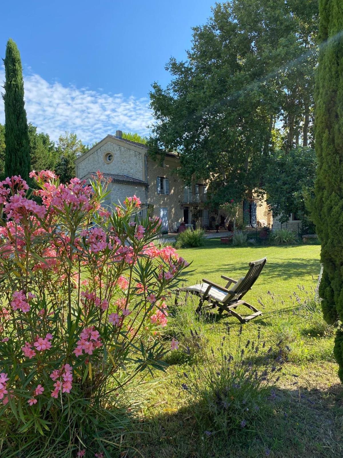 CHARMANT ET SPACIEUX APPARTEMENT DANS MAS DU 18 eme Pernes-les-Fontaines Exterior foto